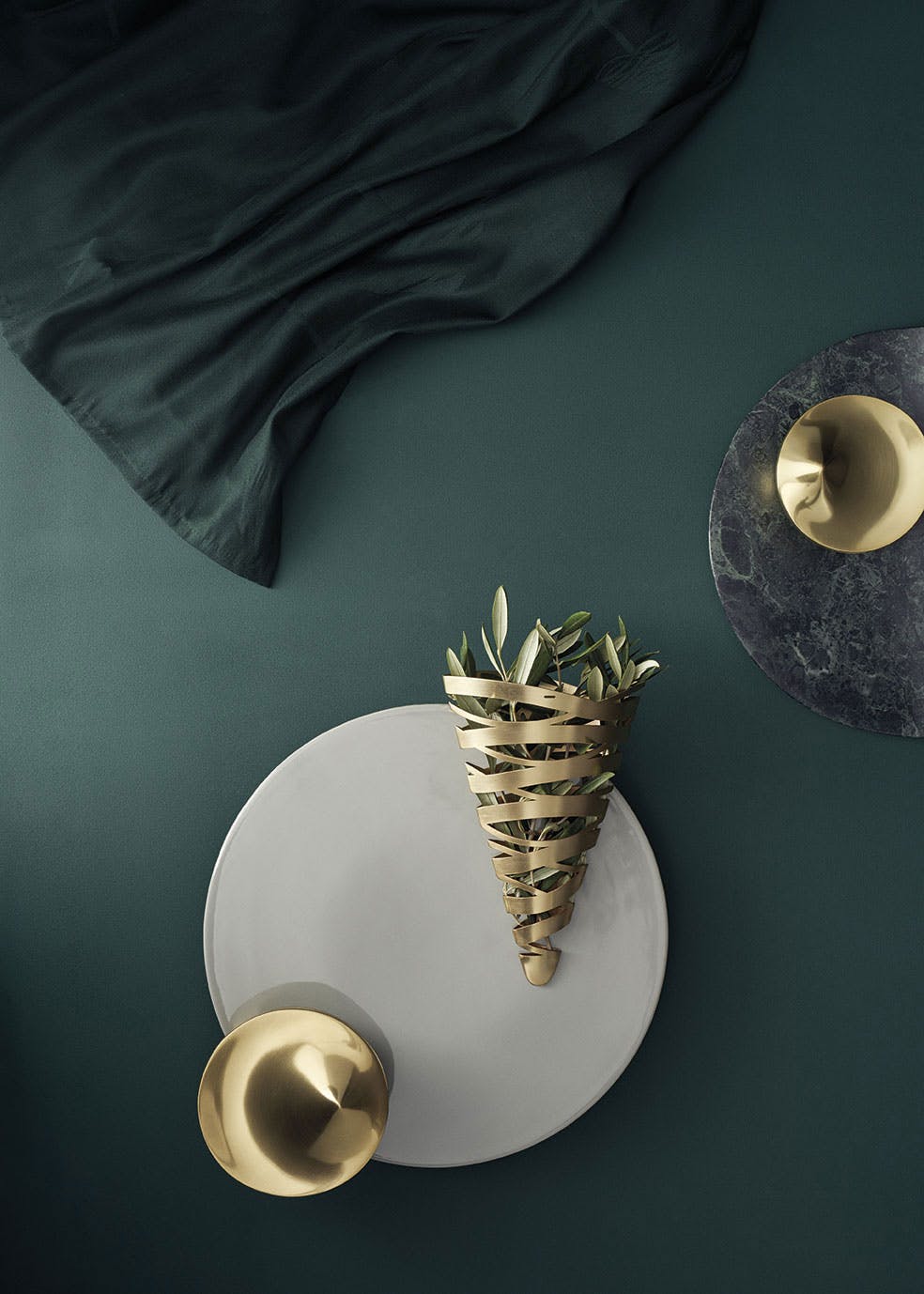 Metallisk i messing Julepynt i messing fra Stelton